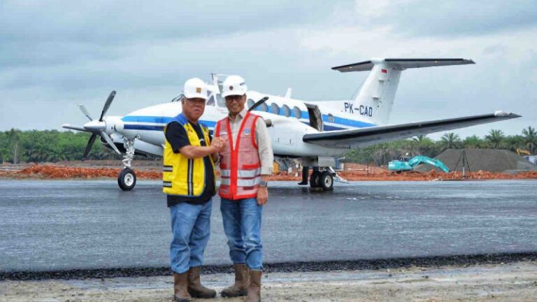 Menteri Perhubungan Budi Karya Sumadi (kanan) bersama Menteri Pekerjaan Umum dan Perumahan Rakyat (PUPR) Basuki Hadimuljono (kiri) usai menyaksikan uji coba landasan pacu Bandara VVIP IKN di Kalimantan Timur, Minggu (25/8/2024).
