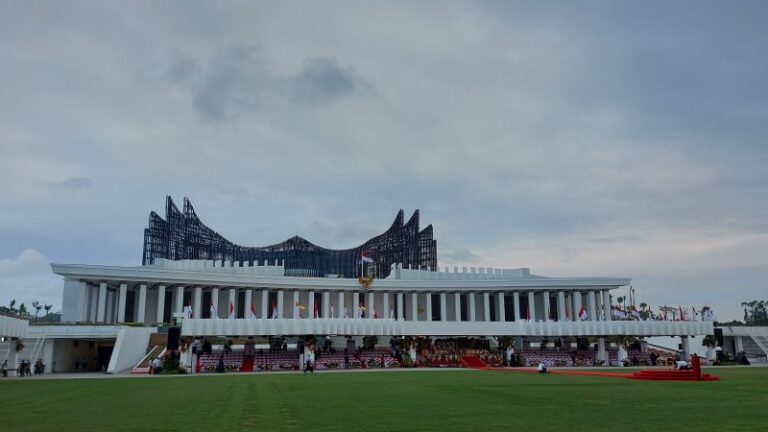 Istana Negara Ibu Kota Nusantara (IKN) di Kalimantan Timur tampil memukau, meski dibayangi awan mendung pada Sabtu pagi (17/8)