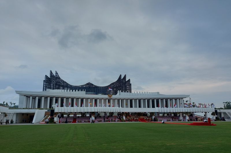 Istana Negara Ibu Kota Nusantara (IKN) di Kalimantan Timur tampil memukau, meski dibayangi awan mendung pada Sabtu pagi (17/8)