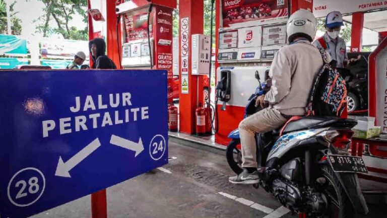 Seorang pengendara mengatre BBM Pertalite di SPBU.