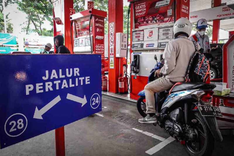 Seorang pengendara mengatre BBM Pertalite di SPBU.