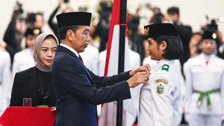 Ilustrasi - Presiden Joko Widodo (tengah) selaku pembina upacara menyematkan lencana kepada anggota Paskibraka 2024 asal Sumatera Utara Violetha Agryka Sianturi dalam pengukuhan Paskibraka Tingkat Pusat 2024 di Istana Negara, Ibu Kota Nusantara (IKN), Kalimantan Timur, Selasa (13/8/2024)