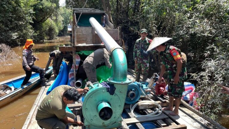 m gabungan melakukan penindakan dan menghentikan aktivitas tambang emas ilegal di wilayah Kecamatan Suhaid, Kabupaten Kapuas Hulu, Provinsi Kalimantan Barat. Jumat (16/8/2024).