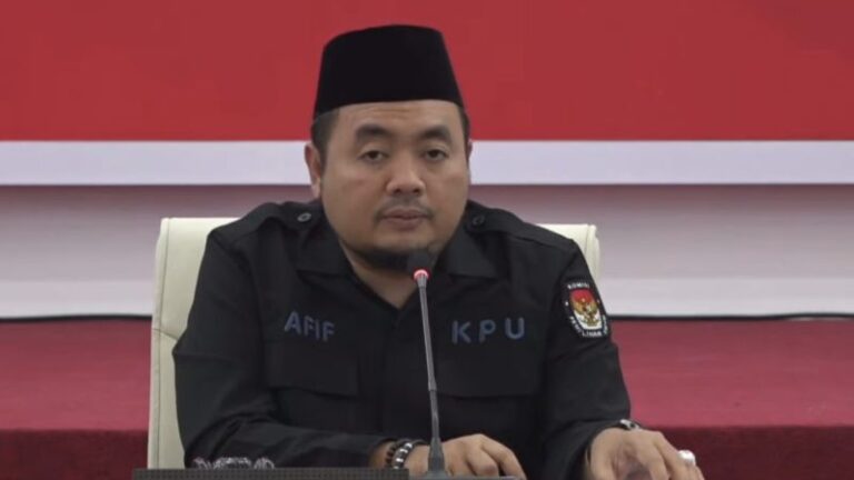 Arsip foto - Ketua KPU RI Mochammad Afifuddin saat rapat pleno di Gedung KPU RI, Jakarta, Minggu (28/7/2024).