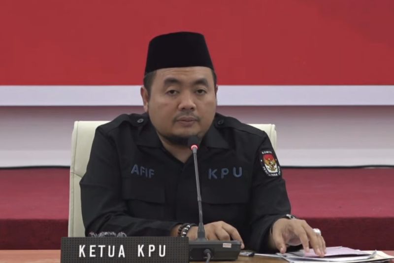 Arsip foto - Ketua KPU RI Mochammad Afifuddin saat rapat pleno di Gedung KPU RI, Jakarta, Minggu (28/7/2024).
