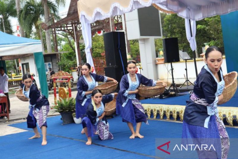 Pertunjukan salah satu tari kreasi Banjar pada acara "Karasmin" Ragam Pesona Budaya Banjar 2024