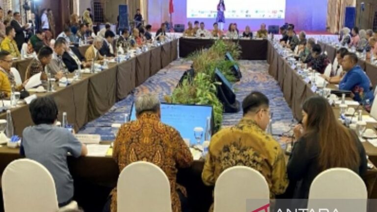 Peaksanaan Borneo Economic Forum di salah satu hotel di Banjarmasin.