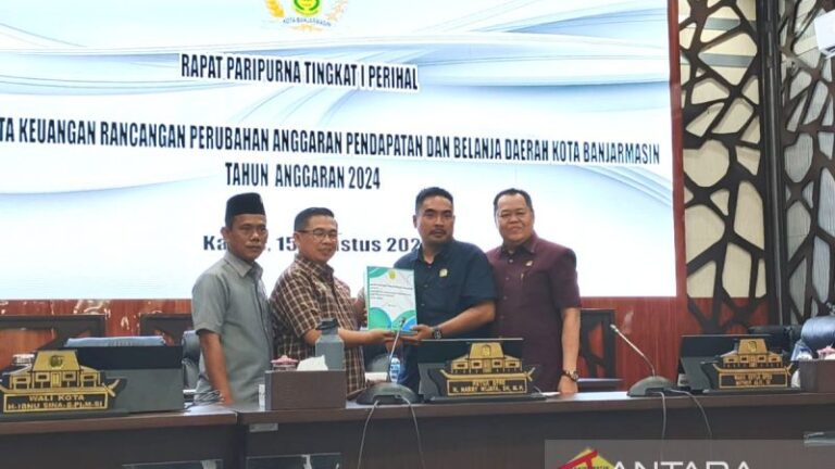 Wali Kota Banjarmasin H Ibnu Sina dan unsur pimpinan DPRD Kota Banjarmasin saat menyerahkan dokumen rancangan APBD Perubahan 2024 di gedung dewan kota, Kamis (15/8/2024).