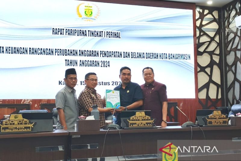 Wali Kota Banjarmasin H Ibnu Sina dan unsur pimpinan DPRD Kota Banjarmasin saat menyerahkan dokumen rancangan APBD Perubahan 2024 di gedung dewan kota, Kamis (15/8/2024).