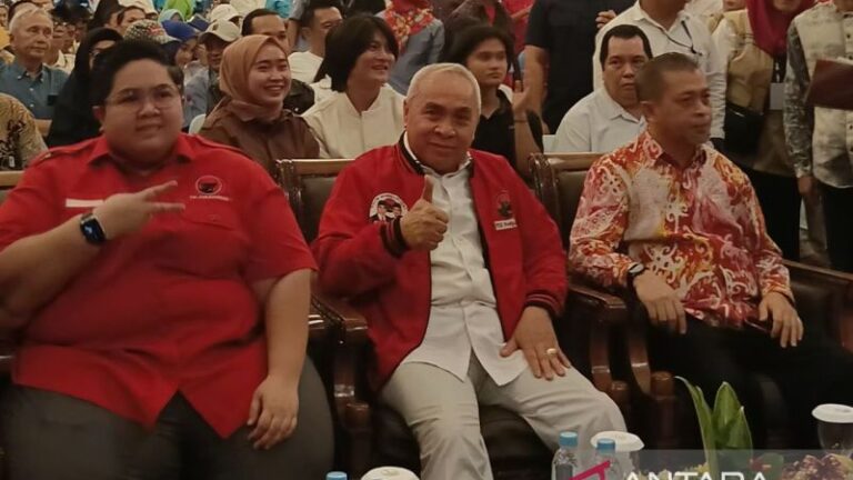 Isran Noor (tengah) didampingi Hadi Mulyadi (kanan) dan Sekretaris DPD PDI Perjuangan Ananda Emira Moeis, pada Rapat Umum Suara Rakyat Isran-Hadi untuk Pilgub Kaltim, di Samarinda, Minggu (18/8/2024).