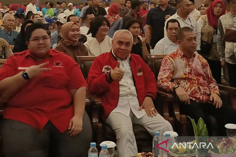 Isran Noor (tengah) didampingi Hadi Mulyadi (kanan) dan Sekretaris DPD PDI Perjuangan Ananda Emira Moeis, pada Rapat Umum Suara Rakyat Isran-Hadi untuk Pilgub Kaltim, di Samarinda, Minggu (18/8/2024).