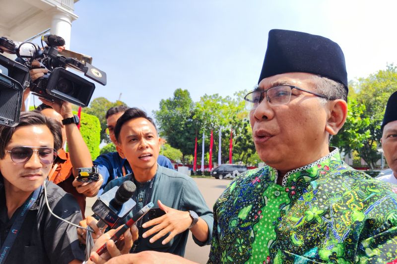 Ketua Umum Pengurus Besar Nahdlatul Ulama (PBNU) Yahya Cholil Staquf tiba di Istana Kepresidenan, Jakarta, Kamis (22/8/2024).
