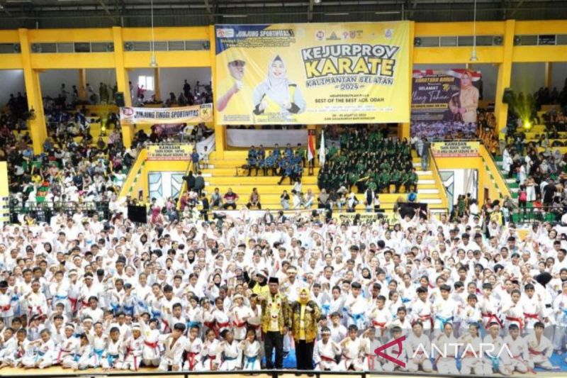 Gubernur Kalsel H Sahbirin Noor dan Ketua PKK Kalsel H Raudhatul Jannah (Acil Odah) saat berfoto bersama ribuan atlet karate pada gelar Kejurprov Karate tingkat pelajar SD, SMP dan SMA 2024 di GOR Hasanuddin HM Banjarmasin, Kamis (22/8/2024).