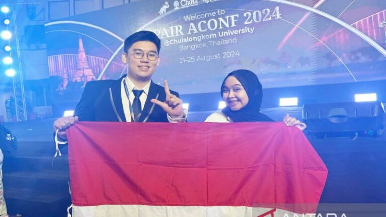 Gastin Gabriel Jangkang dan Andi Azizah Maulidia Budiarman, dua mahasiswa ULM yang mengikuti Harvard College Project for Asian and International Relations (HPAIR) 2024 di Bangkok, Thailand. (ANTARA/Firman)