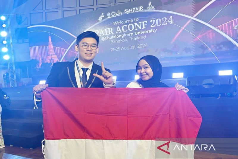 Gastin Gabriel Jangkang dan Andi Azizah Maulidia Budiarman, dua mahasiswa ULM yang mengikuti Harvard College Project for Asian and International Relations (HPAIR) 2024 di Bangkok, Thailand. (ANTARA/Firman)