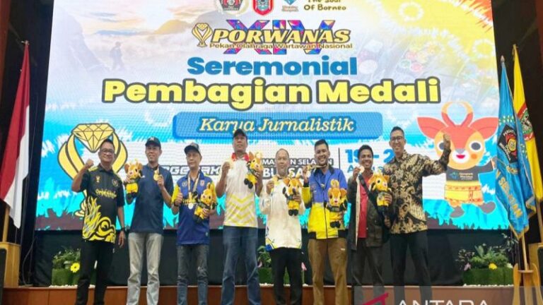 Para pemenang karya jurnalistik foto Porwanas 2024 saat acara penutupan Porwanas XIV di Mahligai Pancasila Banjarmasin, Minggu (25/8/2024) malam.