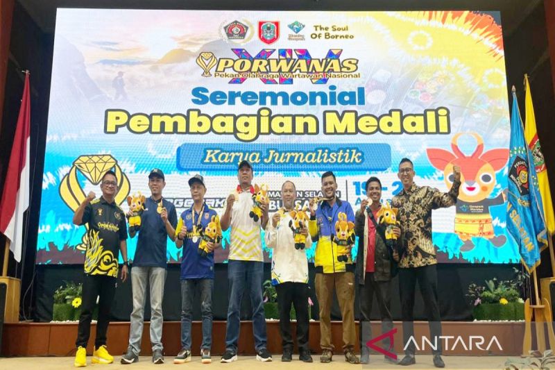 Para pemenang karya jurnalistik foto Porwanas 2024 saat acara penutupan Porwanas XIV di Mahligai Pancasila Banjarmasin, Minggu (25/8/2024) malam.