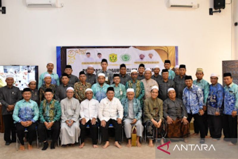 Wali Kota Banjarmasin H Ibnu Sina didampingi pengurus MUI kota setempat dan para santri yang diberikan beasiswa ke Timur Tengah saat pelepasan di Aula Kayuh Baimbai Balai kota Banjarmasin Kamis (29/8/2024).