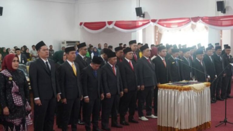 Ketua PN Kandangan Ambil Sumpah Jabatan 30 Anggota DPRD Kabupaten HSS