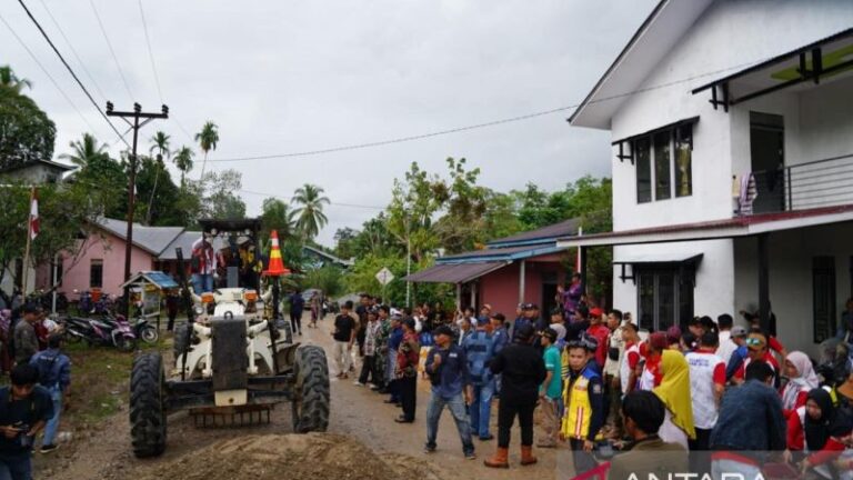 Bupati Kapuas Hulu Fransiskus Diaan Paparkan Anggaran Jalan Boyan-Hulu Gurung Kapuas Hulu Kalbar