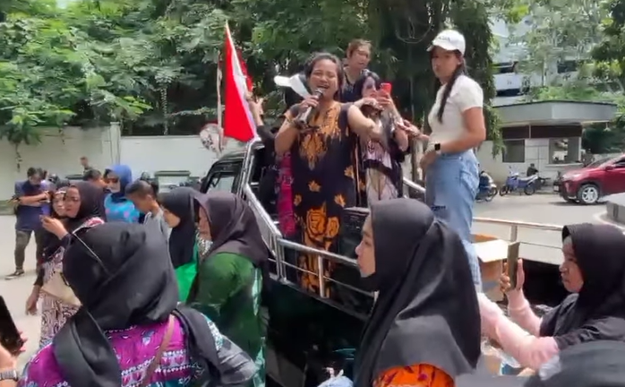 Emak-Emak Geruduk