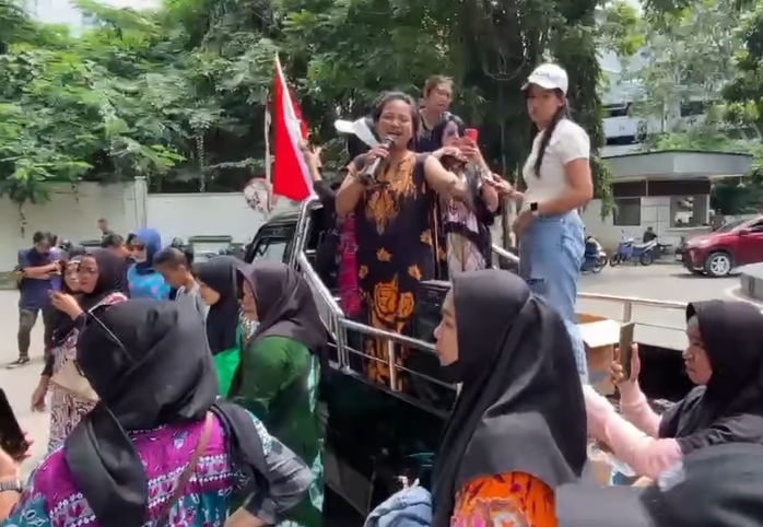 Emak-Emak Geruduk