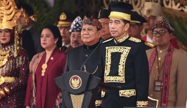 HUT ke-79 RI: Jokowi Kenakan Baju Adat Kutai, Ma’ruf Amin dengan Busana Sambas