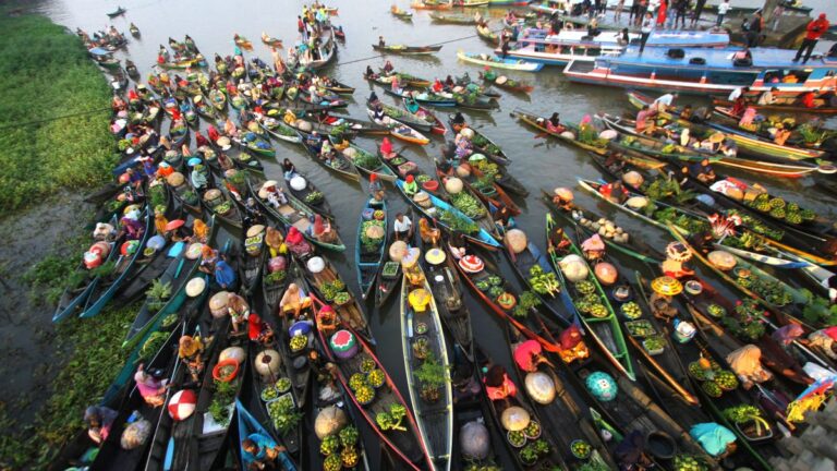 Para pedagang pasar terapung berpartisipasi dalam Festival Pesona Pasar Terapung Lok Baintan 2019 yang digelar di desa Lok Baintan, Kabupaten Banjar, Kalimantan Selatan, pada Minggu (17/11/2019).