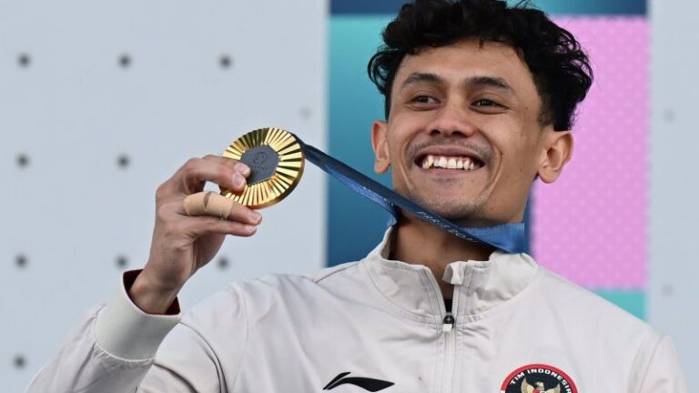 Atlet panjat tebing Indonesia, Veddriq Leonardo, memperlihatkan medali emas setelah berhasil memenangkan nomor speed putra di Olimpiade Paris 2024 yang digelar di Le Bourget Climbing Venue, Paris, Prancis, pada Kamis (8/8/2024).