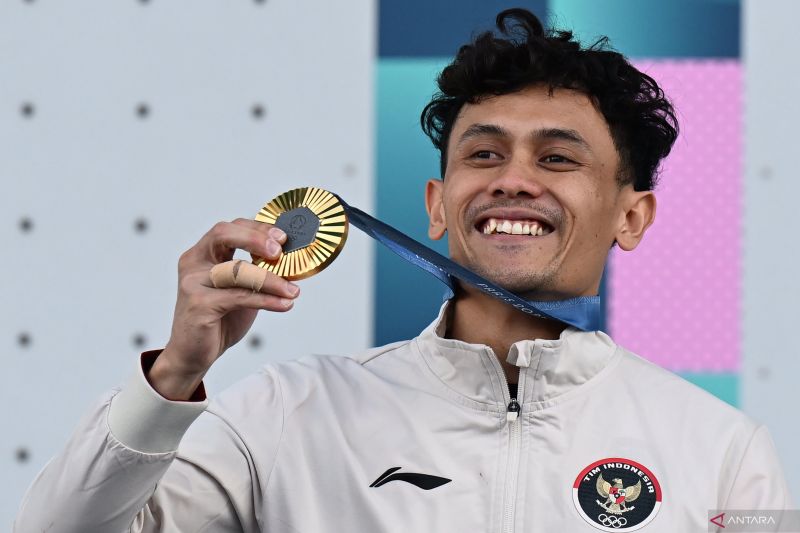 Atlet panjat tebing Indonesia, Veddriq Leonardo, memperlihatkan medali emas setelah berhasil memenangkan nomor speed putra di Olimpiade Paris 2024 yang digelar di Le Bourget Climbing Venue, Paris, Prancis, pada Kamis (8/8/2024).