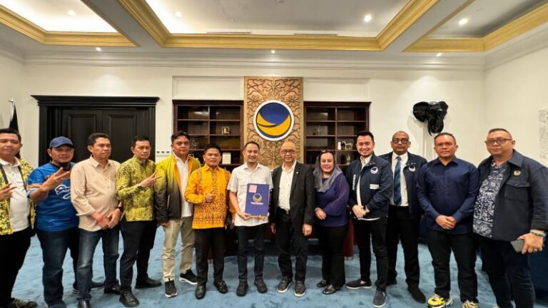 DPP Partai NasDem menyerahkan surat rekomendasi ke Fairid Naparin untuk maju di Pilwalkot Palangka Raya 2024, Selasa (20/8/2024).