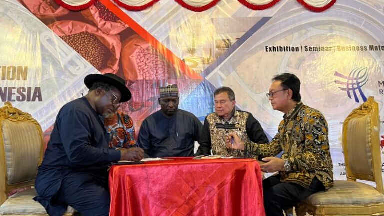 Ketua Umum Gabungan Pengusaha Kelapa Sawit Indonesia (GAPKI) Eddy Martono (kanan) melakukan penandatanganan nota kesepahaman (MOU) dengan President of National Palm Producers Association of Nigeria (NPPAN) Alphonsus Inyang (kiri), di sela rangkaian Festival Indonesia Expo di Afficient Event Center, Kano, Nigeria, Jumat (23/8/2024).