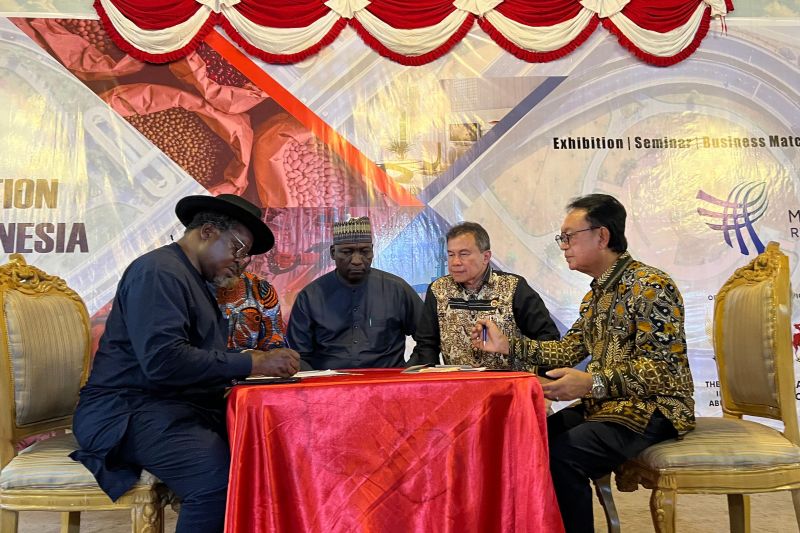 Ketua Umum Gabungan Pengusaha Kelapa Sawit Indonesia (GAPKI) Eddy Martono (kanan) melakukan penandatanganan nota kesepahaman (MOU) dengan President of National Palm Producers Association of Nigeria (NPPAN) Alphonsus Inyang (kiri), di sela rangkaian Festival Indonesia Expo di Afficient Event Center, Kano, Nigeria, Jumat (23/8/2024).