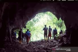 Wisata Goa Tapak Raja