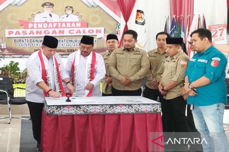 Pasangan Nurani (Nuryakin-Doni) saat mendaftar ke KPU untuk mengikuti Pilkada 2024 Murung Raya di Puruk Cahu, Kamis (29/8/2024).