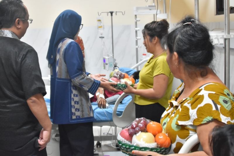Pj Wali Kota Palangka Raya, Hera Nugrahayu (dua dari kiri), mengunjungi siswa yang keracunan dan sedang dirawat di rumah sakit