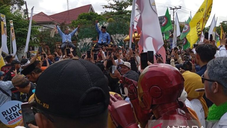 Rudy Mas'ud dan Seno Aji, pasangan Cagub-Cawagub Kaltim (naik kepala Barongan) saat daftar ke KPU Kaltim, Kamis (29/8)