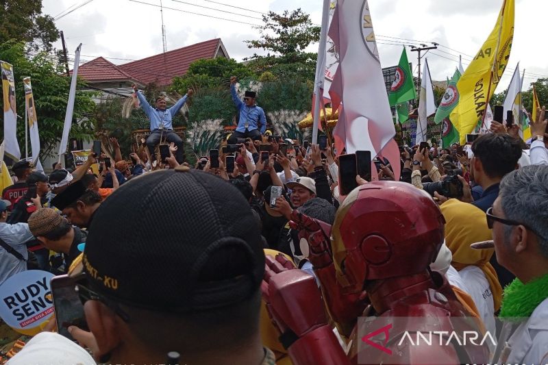 Rudy Mas'ud dan Seno Aji, pasangan Cagub-Cawagub Kaltim (naik kepala Barongan) saat daftar ke KPU Kaltim, Kamis (29/8)