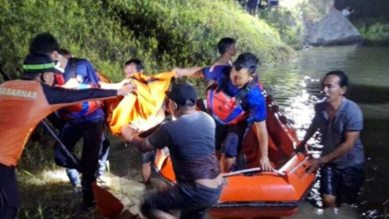 Upaya evakuasi oleh Tim SAR gabungan terhadap dua korban tenggelam di danau bekas tambang di Tenggarong Seberang, Sabtu (14/9/2024).