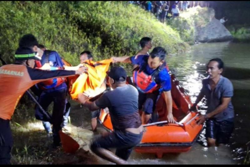 Upaya evakuasi oleh Tim SAR gabungan terhadap dua korban tenggelam di danau bekas tambang di Tenggarong Seberang, Sabtu (14/9/2024).