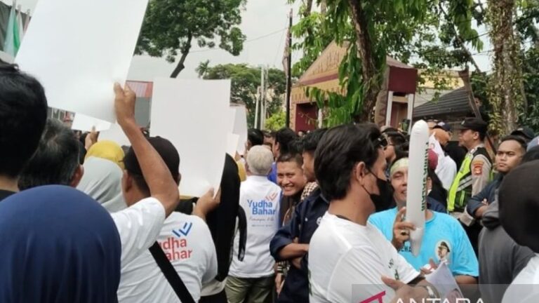 Suasana keramaian di halaman kantor KPU Palembang saat pengundian nomor urut peserta Pilkada Palembang pada Senin 23 September 2024.