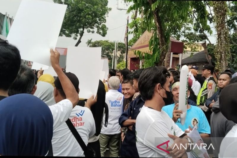 Suasana keramaian di halaman kantor KPU Palembang saat pengundian nomor urut peserta Pilkada Palembang pada Senin 23 September 2024.