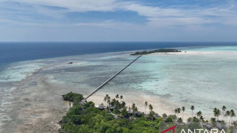 Resor milik PT NMR di Pulau Bakungan Besar dan Bakungan Kecil, Berau, Kalimantan Timur yang disegel sementara oleh KKP, Kamis (19/9/2024).