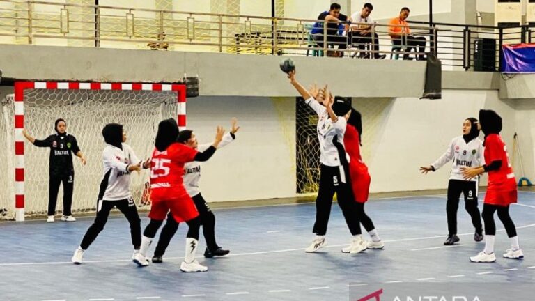 Pemain tim bola tangan putri Kalimantan Timur (kostum putih) berusaha menghalau tembakan putri Provinsi Riau, dalam lanjutan babak penyisihan PON Aceh-Sumut 2024 berlangsung di GOS Meulaboh, Kabupaten Aceh Barat, Jumat (13/9/2024) siang.