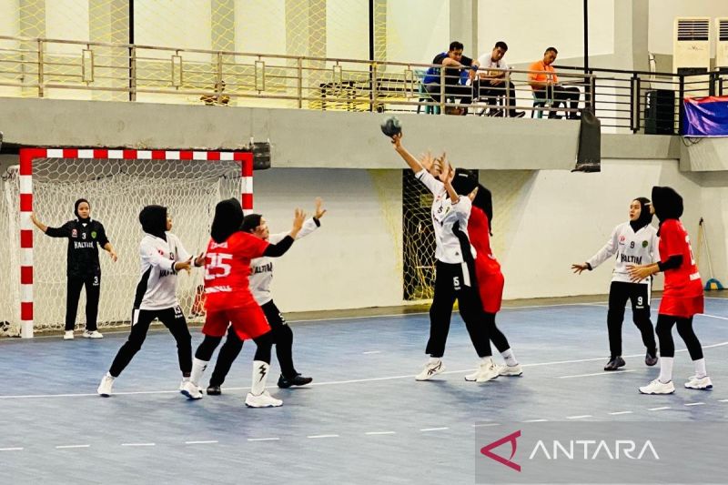 Pemain tim bola tangan putri Kalimantan Timur (kostum putih) berusaha menghalau tembakan putri Provinsi Riau, dalam lanjutan babak penyisihan PON Aceh-Sumut 2024 berlangsung di GOS Meulaboh, Kabupaten Aceh Barat, Jumat (13/9/2024) siang.