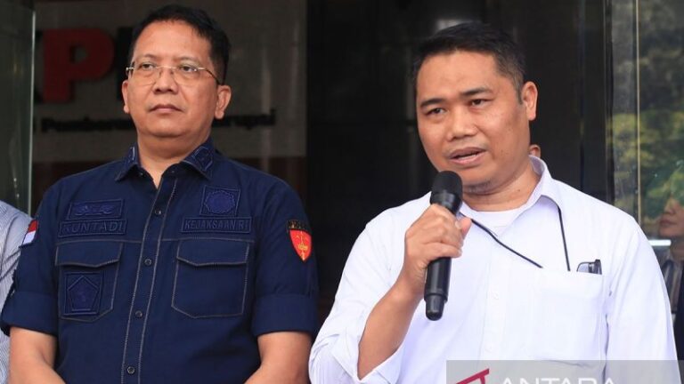 Direktur Penyidikan KPK Asep Guntur Rahayu (kanan) Bersama Direktur Penyidikan Jampidsus Kejaksaan Agung Kuntadi (kedua kiri) memberikan keterangan kepada wartawan usai menyerahkan pengembangan perkara dugaan korupsi di Lembaga Pembiayaan Ekspor Indonesia (LPEI) di Gedung Merah Putih KPK, Jakarta, Kamis (15/8/2024).
