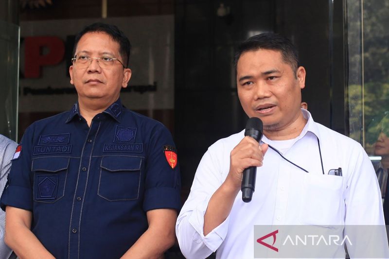 Direktur Penyidikan KPK Asep Guntur Rahayu (kanan) Bersama Direktur Penyidikan Jampidsus Kejaksaan Agung Kuntadi (kedua kiri) memberikan keterangan kepada wartawan usai menyerahkan pengembangan perkara dugaan korupsi di Lembaga Pembiayaan Ekspor Indonesia (LPEI) di Gedung Merah Putih KPK, Jakarta, Kamis (15/8/2024).