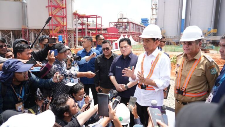 Presiden Joko Widodo di dampingi Menteri BUMN Erick Tohir, Menteri ESDM Bahlil Lahadalia, Direktur Utama PT Mineral Industri Indonesia (Persero) Hendi Prio Santoso, Dirut Antam Tbk Nico Kanter, Dirut PT Borneo Alumina Indonesia Leonard M Manurung, Penjabat Gubernur Kalbar Harisson dan Penjabat Bupati Mempawah Ismail memberi keterangan pers usai peresmian injeksi bauksit perdana Smelter Grade Alumina Refinery (SGAR) PT Borneo Alumina Indonesia (BAI), di Desa Bukit Batu, Kabupaten Mempawah, Kalimantan Barat, Selasa (24/9/2024).