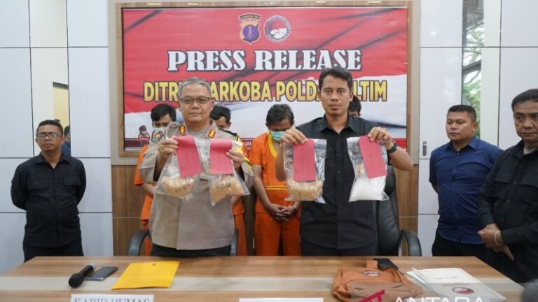 Kabid Humas Polda Kaltim Kombes Pol Yulianto (kiri) dan Kasubdit 3 Ditresnarkoba Polda Kaltim Kompol Makhfud Hidayat menunjukkan barang bukti sabu penangkapan empat kurir pembawa narkoba dari Kota Pontianak, Provinsi Kalimantan Barat