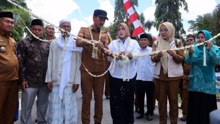 Bupati Banjar Saidi Mansyur didampingi Ketua TP PKK Nurgita Tiyas memotong untaian bunga menandai peresmian peningkatan/pemeliharaan ruas jalan Handil Jawa - Jambu Burung di Kecamatan Beruntung Baru, Selasa (10/9/2024).
